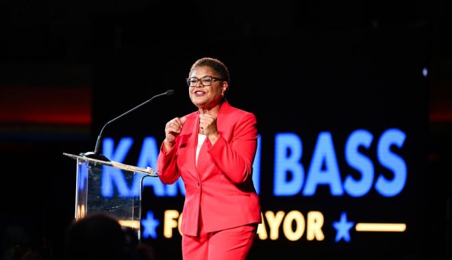Karen Bass, prima femeie primar al oraşului Los Angeles - primarfemeie-1668701559.jpg