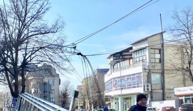 Primăria Constanța a dat startul acțiunii de tăiere a cablurilor de pe stâlpi - primariaadatstartul1-1549904829.jpg