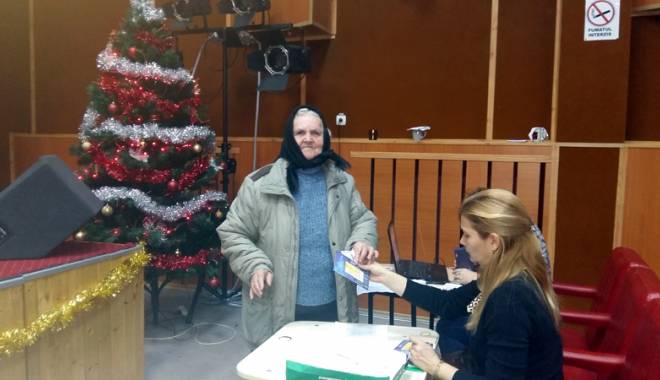 Primăria Cernavodă  acordă cadouri sociale pensionarilor și elevilor - primariacernavoda-1449686369.jpg