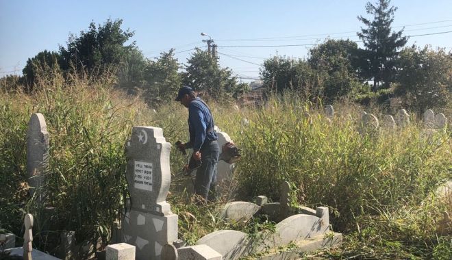 GALERIE FOTO. Primăria Constanța face curățenie în cimitirele musulmane din oraș - primariaconstanta-1534849174.jpg