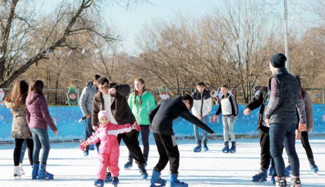 Primăria Constanța anunță că patinoarul rămâne deschis până  pe 28 februarie - primariaconstantapatinoar-1453130840.jpg
