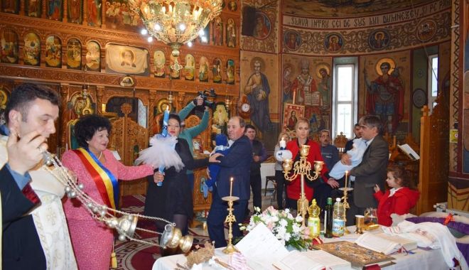 Tradiție la Primăria Cumpăna. Două fetițe orfane, botezate de Sf. Ștefan - primariacumpana-1577680325.jpg