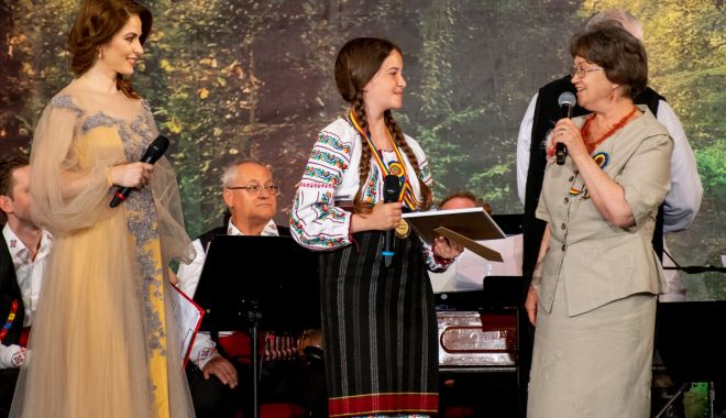 Primarul Mariana Gâju a înmânat trofeul Festivalului-Concurs 