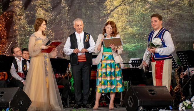 Primarul Mariana Gâju a înmânat trofeul Festivalului-Concurs „Dor de cânt românesc” - primariacumpana3-1654272786.jpg