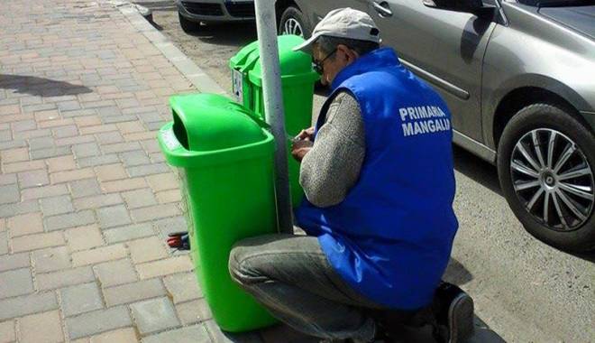 Primăria Mangalia montează noi coșuri de gunoi pe domeniul public - primariamangalia-1430054021.jpg