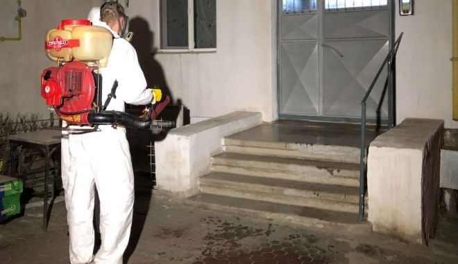 Primăria Medgidia, acțiune de dezinfectare a scărilor de la blocurile din municipiu - primariamedgidia-1585854426.jpg