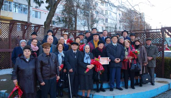 Primăria Medgidia  a premiat 17 cupluri căsătorite de 50 de ani - primariamedgidiaapremiat-1419777982.jpg