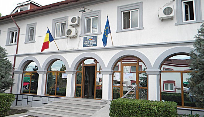 Pachete pentru pensionarii și persoanele cu handicap din Năvodari înainte de Paști - primarianavodari650011-1333538725.jpg