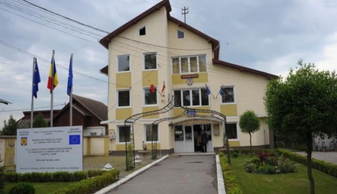 Un primar s-a amendat singur, pentru că și-a modificat acoperișul casei fără autorizație de la Primărie - primarie-1572871581.jpg