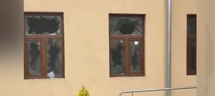 Primărie vandalizată de un localnic nemulțumit. Zeci de geamuri și uși au fost distruse