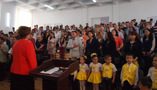 Primarul care a inaugurat un amfiteatru de liceu, alături de elevi - primarulcareainaugurat-1431606971.jpg