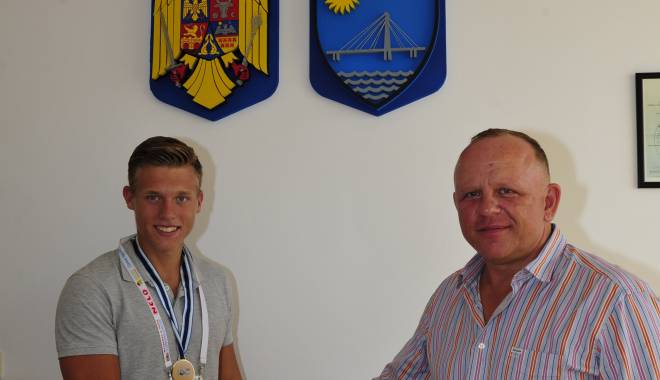 Primarul Cristian Cîrjaliu, alături de sportivii din Agigea - primarulcirjaliu-1438785260.jpg