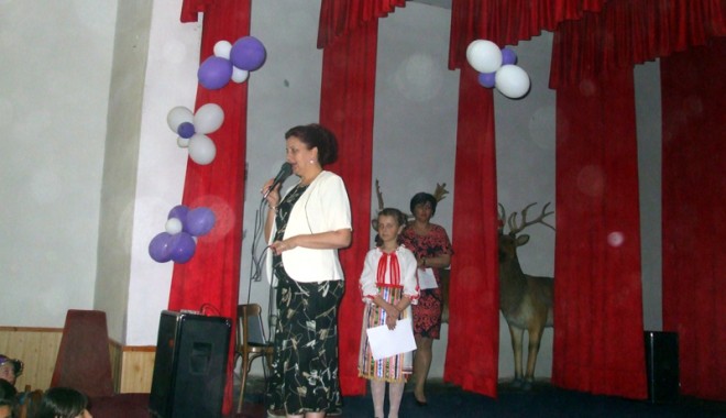 Primarul Dorinela Irimia a oferit daruri copiilor din comuna Saraiu - primaruldorinelairimiasaraiudscf-1401637738.jpg