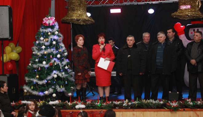 Primarul Dorinela Irimia a dat startul sărbătorilor de iarnă în familia Saraiu - primaruldorinelairimiaserbaresar-1419174026.jpg