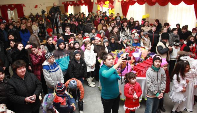 Primarul Dorinela Irimia a dat startul sărbătorilor de iarnă în familia Saraiu - primaruldorinelairimiaserbaresar-1419174034.jpg