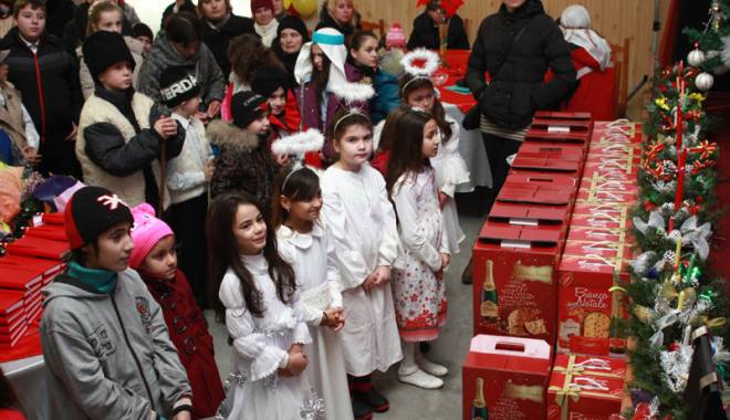 Primarul Dorinela Irimia a dat startul sărbătorilor de iarnă în familia Saraiu - primaruldorinelairimiaserbaresar-1419174051.jpg