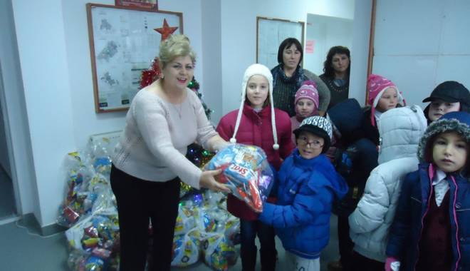 Primarul Gabriela Iacobici a oferit daruri elevilor din comună - primarulgabrielaiacobici-1417960912.jpg