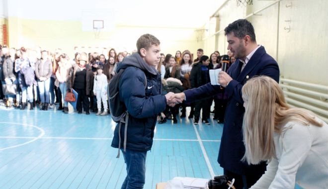 Primarul George Scupra a premiat elevii, sportivii și profesorii merituoși din Ovidiu - primarulgeorgescupra-1544194091.jpg