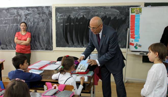 Primarul Gheorghe Hânsă a dăruit cărți elevilor din Cernavodă - primarulgheorghehansa-1448640095.jpg