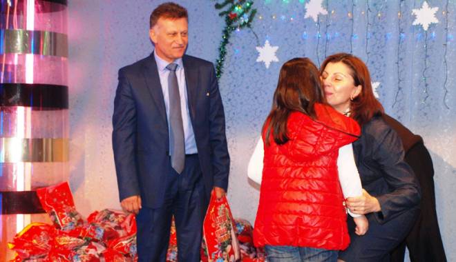 Primarul Marian Iordache a oferit cadouri copiilor talentați - primarulmarianiordache3-1417791544.jpg