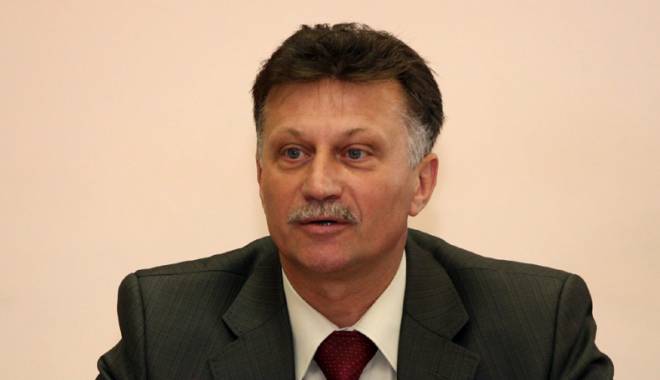 Primarul Marian Iordache  a semnat contractul pentru reabilitarea ambulatoriului - primarulmarianiordacheasemnat114-1417622546.jpg