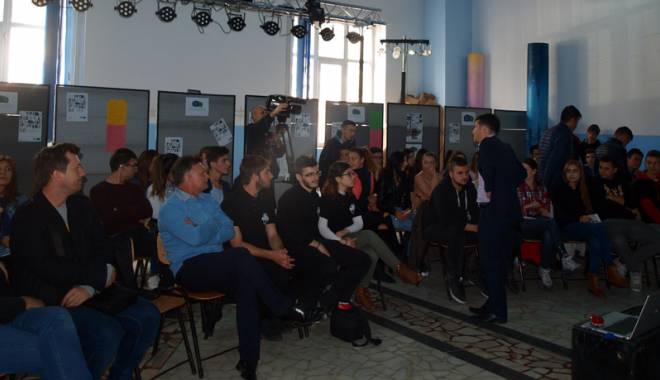 Primarul Marian Iordache le-a vorbit tinerilor din Medgidia despre democrația locală - primarulmarianiordachemedgidia2-1445276909.jpg