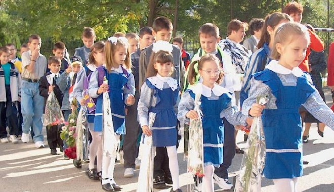 Anul școlar începe  cu trei zile mai devreme - primazidescoala-1314825712.jpg