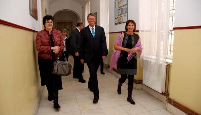 Iohannis, prezent în prima zi de școală, la ceremonia de deschidere a anului școlar, la Alba Iulia - primazidescoalaiohannise15365543-1536565319.jpg