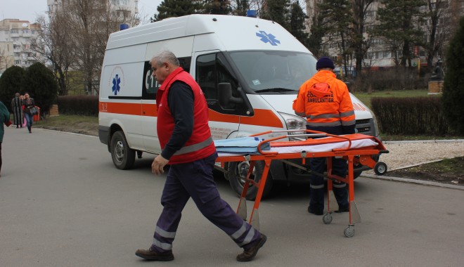 Vaslui: Copil de patru ani, găsit mort în casă de către frații săi mai mari - primiriurgentespitalambulanta7-1380641412.jpg