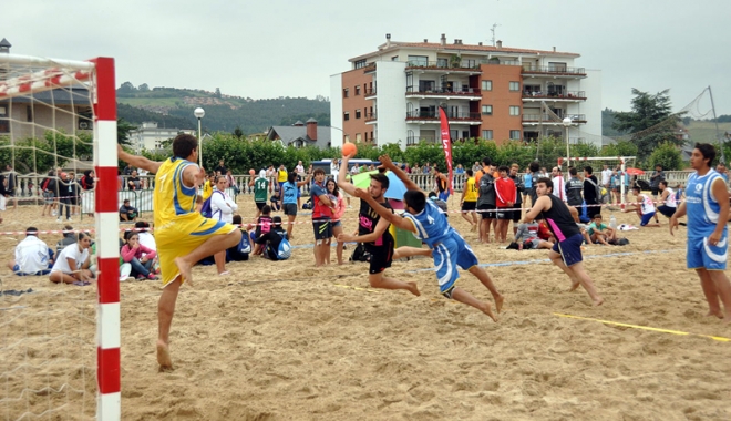 Primul campionat național de handbal pe plajă are loc în acest week-end, în Mamaia - primul-1501776077.jpg