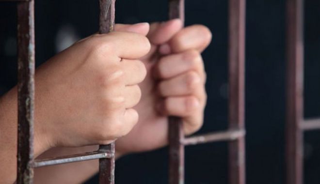 Poliţia Română. Un român şi un italian care vindeau cocaină, arestaţi preventiv pentru trafic de droguri