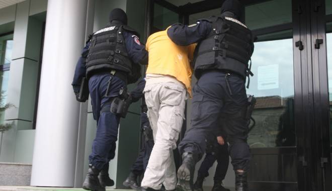 Prinși în flagrant când luau credite bancare cu acte false - prinsiinflagrant-1415547280.jpg