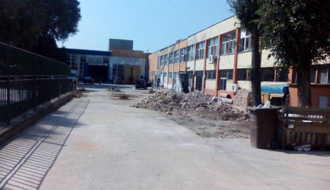 Prins sub tavanul unei clădiri - prinssubtavan-1440782350.jpg