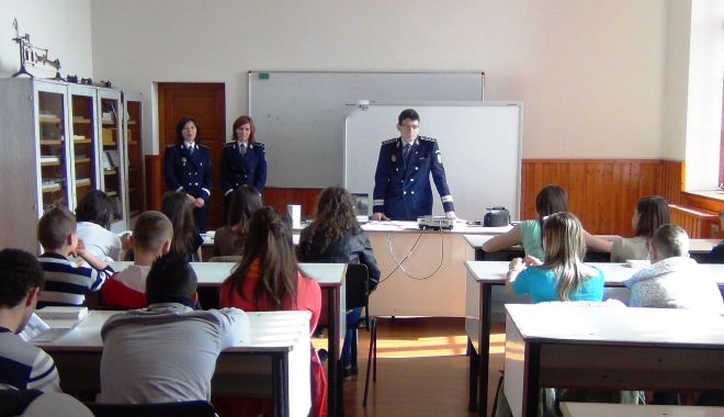 ATENȚIE LA DATELE PERSONALE OEFRITE PE NET! Elevii din Constanța, instuiți în acest sens - prioritateainscoli-1571297608.jpg