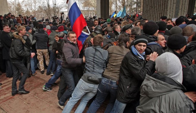 Parlamentul și Guvernul din Crimeea, OCUPATE de persoane înarmate. Steagul Rusiei, ARBORAT - pro-1393488140.jpg