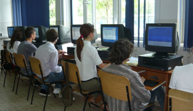 Peste 4.000 de elevi constănțeni dau astăzi Bacul pe calculator - probad-1339946888.jpg