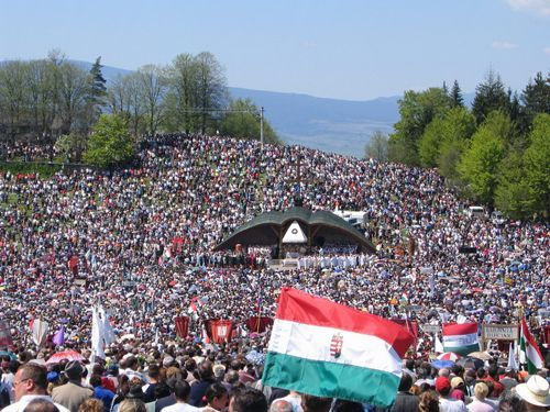Președintele și vicepremierul Ungariei, la pelerinajul religios de la Șumuleu Ciuc - procesiune-1368883454.jpg