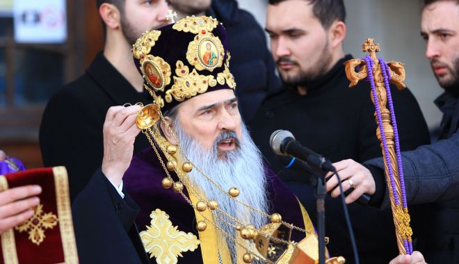 Procesiune pe străzile Constanței. Patru ierarhi, la Sfânta Liturghie, la Biserica 