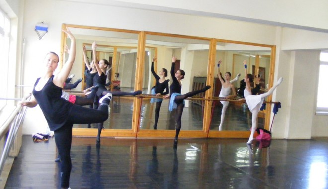 Profesoara care scoate balerini pe… poante - profadecoregrafie-1353962969.jpg