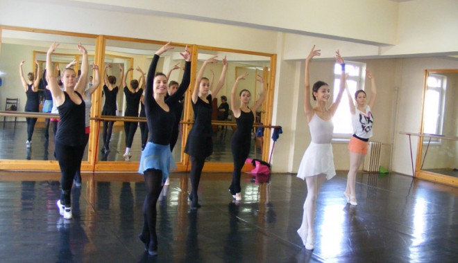 Profesoara care scoate balerini pe… poante - profadecoregrafie3-1353962945.jpg