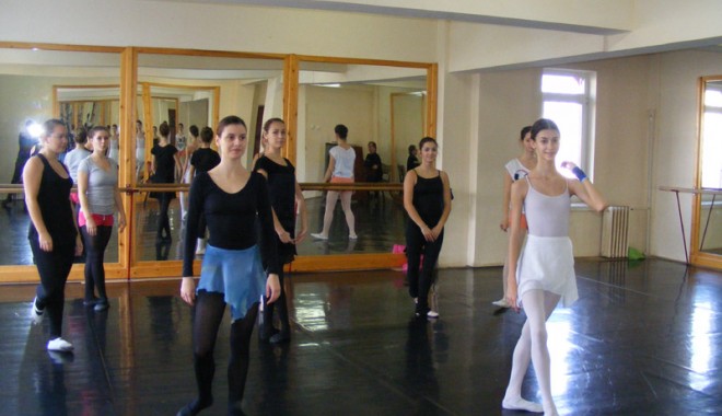 Profesoara care scoate balerini pe… poante - profadecoregrafie5-1353962955.jpg