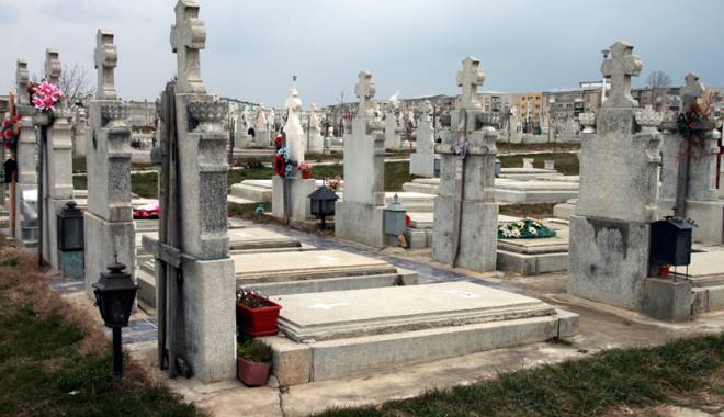 Au furat banii de la morți - profanare-1449079636.jpg