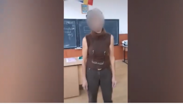 VIDEO REVOLTĂTOR! Profesoară batjocorită de elevi, în sala de clasă. 