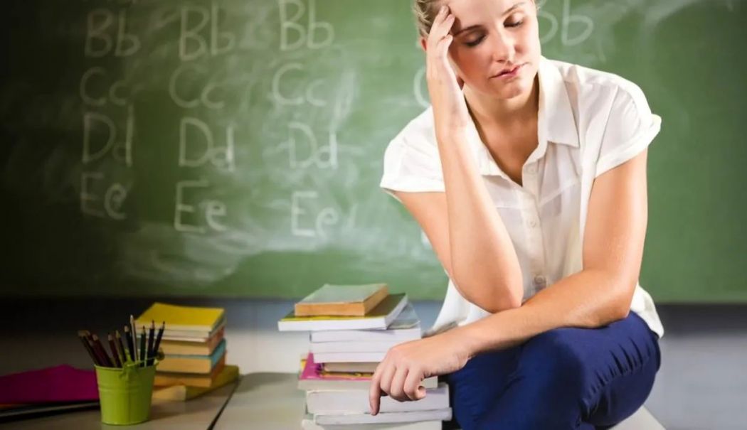 Profesori cu peste 25 de ani vechime vor avea salarii mai mici din toamnă - profesor-1756455579.jpg