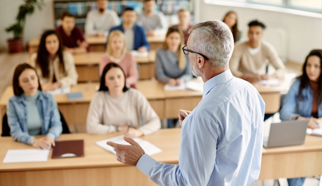 Interlop reținut după ce l-a amenințat cu bătăia şi briceagul pe profesorul fiicei sale - profesor-1760623198.jpg