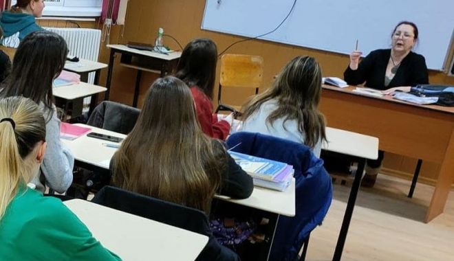 PROTESTE ale cadrelor didactice constănțene, astăzi, în fața Prefecturii - profesor-catedra-1678782467.jpg