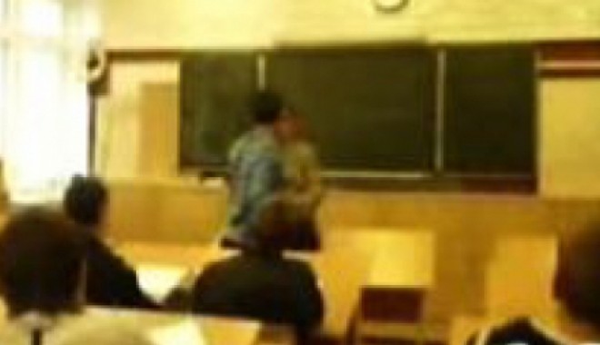Un profesor este anchetat pentru că ar fi agresat o elevă - profesorbatutdeunelevchiarinsala-1359041228.jpg
