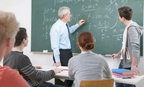 Schimbări MAJORE în structura anului școlar! - profesordascalscriecucretapetabl-1550001216.jpg