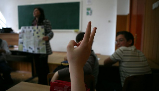 De ce pichetează cadrele didactice prefectura - profesori-1317801257.jpg
