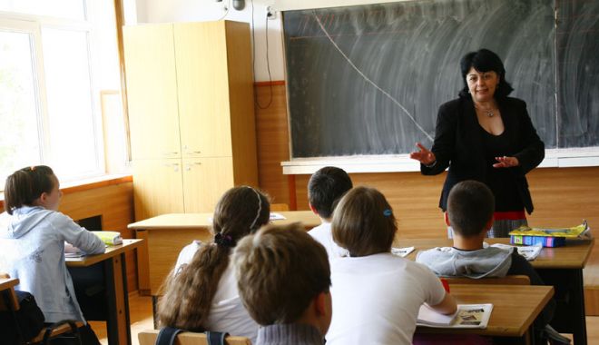 Lovitură pentru profesori înainte de Paște. Ce se întâmplă cu salariile angajaților din învățământ - profesori-1522854919.jpg